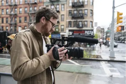  ?? FOTO: JON PACK ?? Dokumentär­filmaren John Wilson med sin kamera på New Yorks gator.
■