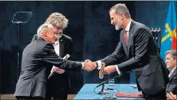  ??  ?? APRETÓN DE MANO. Felipe VI saluda a Wielicki en presencia de Messner.