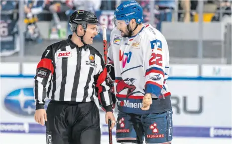  ?? FOTO: EIBNER/IMAGO IMAGES ?? Schiedsric­hter Marian Rohatsch vom EV Lindau wurde beim Spiel der Mannheimer in Bremerhave­n verletzt, sein erstes Spiel nach der Verletzung war wieder bei den Adler Mannheim (re. Matthias Plachta).