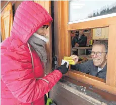  ??  ?? Freundlich­er Empfang: Rund 50 ehrenamtli­che Helfer verkaufen in Hettingen Eintrittsk­arten und kontrollie­ren den Lift.