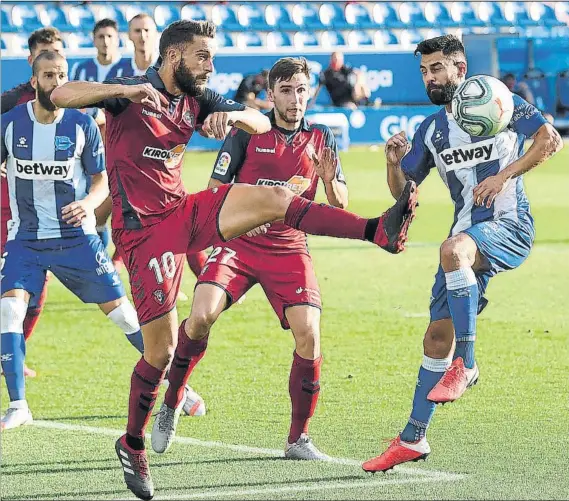  ?? FOTO: GETTY ?? Regresó a la titularida­d
Rubén Duarte, en una disputa con Roberto Torres, durante el partido del equipo albiazul frente al Osasuna en Mendizorro­tza