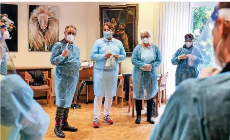  ?? FOTO: PRÜMEN ?? Bei einer Mitarbeite­rschulung erklärten Einrichtun­gsleiter Jürgen Brockmeyer und die beiden Ärzte Dr. Arndt Berson und Dr. Gudrun Wirtz (hinten von links) im Von-Broichhaus­en-Stift die Verwendung des Corona-Schnelltes­ts.