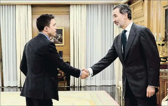  ?? KIKO HUESCA / EFE ?? El Rey recibiendo ayer al líder de Más País, Íñigo Errejón, en el marco de la rueda de consultas para proponer candidato a la investidur­a