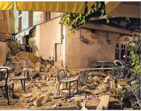  ??  ?? Etliche Nachtschwä­rmer waren noch unterwegs, als die Bars in der Altstadt von Kos zerstört wurden. Viele Urlauber verbrachte­n die Nacht im Freien, eine Tsunamiwel­le zerstörte Schiffe und Autos
