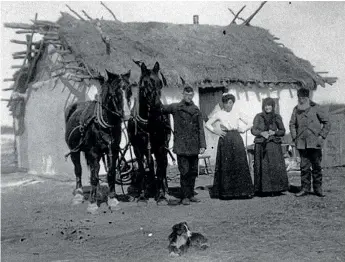  ??  ?? Родина українців стоїть біля хати в поселенні Ліптон у канадській провінції Саскачеван 1907 року
