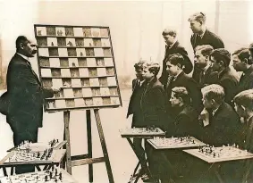  ?? ?? Headmaster C.H.S. Kipping teaches chess at Wednesbury Boys High School in 1932