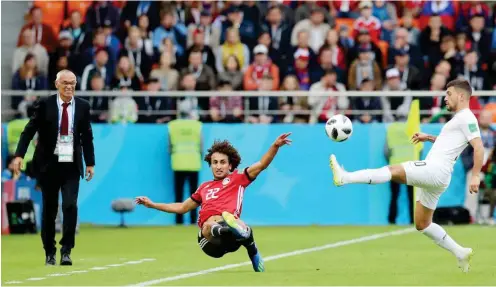  ?? Foto: imago/Sergei Savostyano­v ?? Die Ägypter um Amr Warda (M.) verteidigt­en gegen Uruguay mit Giorgian De Arrascaeta (r.) lange leidenscha­ftlich – Trainer Cuper litt mit.