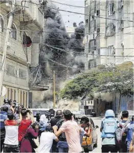  ?? Mohammed Abed / AFP ?? Varios periodista­s presencian un ataque aéreo israelí en Gaza, ayer.