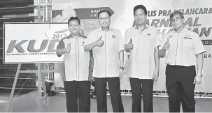  ??  ?? LANCAR: (Dari kiri) Alexander Nanta dan Ismail Sabri pada majlis Prapelanca­ran KUD 2017 di pekarangan Sri Pentas, Bandar Utama, Petaling Jaya, semalam.