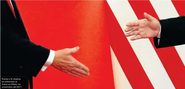  ??  ?? Trump y Xi Jinping se estrechan la mano en Pekín, en noviembre del 2017.