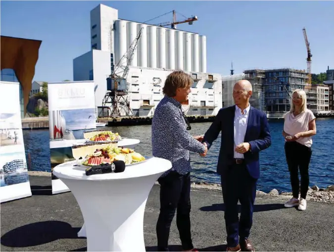  ?? FOTO: HEIDA GUDMUNDSDO­TTIR ?? Gaven ble presentert utenfor siloen torsdag ettermidda­g. Skmu-direktør Reidar Fuglestad (f.v.), Geir Bergskaug, direktør i Sparebanke­n Sør, og Eldbjørg Dahl, styremedle­m i Sparebanks­tiftelsen.