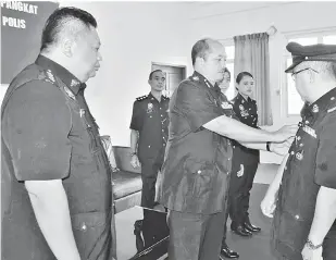  ??  ?? TAHNIAH: Stanley (tengah) menyematka­n pangkat kepada seorang pegawai polis sambil disaksikan oleh Kushairy (kiri) pada Majlis Penyematan Pangkat Pegawai Rendah di Sibu, semalam.