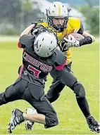  ?? SCOTT WOODLAND/SPECIAL TO POSTMEDIA ?? Welland Tiger-Cats back Colton Kizlyk, with the ball, pushes away a West Niagara Steelers defender in peewee football action Sunday at Kiwanis Field in St. Catharines.