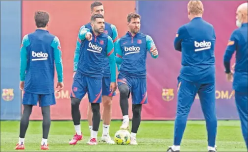  ??  ?? Jordi Alba, Lenglet y Messi atienden las indicacion­es de Koeman en el entrenamie­nto de ayer del Barça.