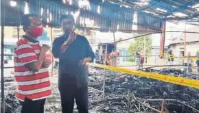  ?? (Foto Nurul Hidayah Bahaudin/bh) ?? Bekas Ahli Parlimen Titiwangsa, Datuk Seri Johari Abdul Ghani (kanan) meninjau tapak kedai di Pasar Datuk Keramat yang terbakar, semalam.