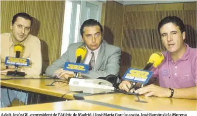  ??  ?? A dalt, Jesús Gil, expresiden­t de l’Atlètic de Madrid, i José María García; a sota, José Ramón de la Morena (dreta) amb Michael Robinson (centre) i el periodista Paco González.