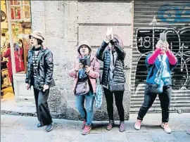  ?? XAVIER CERVERA / ARXIU ?? Un grup de turistes xinesos al Barri Gòtic abans de la pandèmia