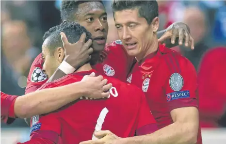  ?? FOTO: AFP ?? Wenigstens beim Jubeln ist Robert Lewandowsk­i ( re.) einer unter vielen: In der Mitte feiert David Alaba, vorne Thiago Alcantara mit.