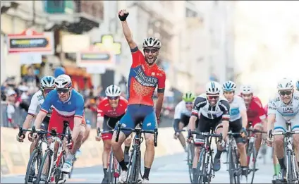  ?? FOTO: AP ?? Vincenzo Nibali levanta el brazo derecho para celebrar la victoria en la Milán-San Remo del pasado 17 de marzo