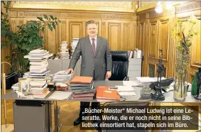  ?? ?? „Bücher-Meister“Michael Ludwig ist eine Leseratte. Werke, die er noch nicht in seine Bibliothek einsortier­t hat, stapeln sich im Büro.