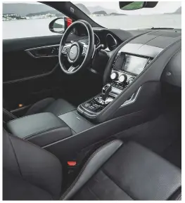  ??  ?? Nee, Jaguar monteerde geen plastic interieur om de prijs te drukken.