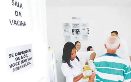  ?? JOÃO BARRETO/DIVULGAÇÃO ?? Em Macaé, vizinha a Casimiro, até ontem 140.980 pessoas receberam a vacina contra a doença. É preciso apresentar comprovant­e de residência