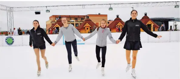  ?? FOTO: HEIKO LEHMANN ?? Der Auftritt von Vanessa Weimar, Victoria Kopper, Sophie Smachtin und Sesin Conrad (v.l.) vom Verein „Skate ’n’ Fun Saarpfalz“war ein Höhepunkt zur Eröffnung der Schlittsch­uhbahn.