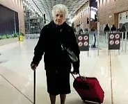  ?? ?? Addio
Irma Dall’Armellina è morta mercoledì a 99 anni. Nelle foto quando è partita per il Kenia e durante il soggiorno