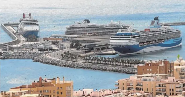  ?? // FOTOS▶ FRANCIS SILVA ?? Los tres cruceros que ayer recalaron en Málaga con 1.400 personas