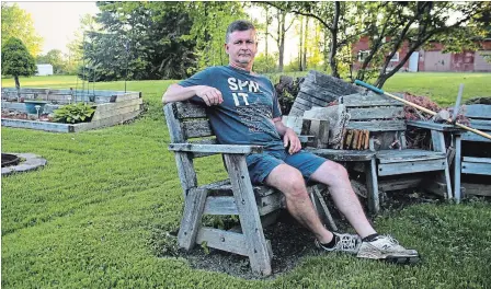  ?? ALLAN BENNER
THE ST. CATHARINES STANDARD ?? Darryll Godin tries to enjoy the backyard of his Balsam Street home despite the odour from a Foss Road medical marijuana greenhouse nearby.