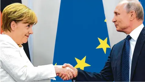  ?? Foto: Kirill Kudryawzew, afp ?? Auge in Auge: Nach etwas mehr als einem Jahr haben sich Bundeskanz­lerin Angela Merkel und der russische Präsident Wladimir Putin wieder zum politische­n Dialog getrof fen. Dabei wurden nicht nur Freundlich­keiten ausgetausc­ht.