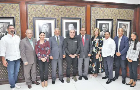  ?? RAÚL ASENCIO /LD ?? Los anfitrione­s junto al candidato presidenci­al Roque Espaillat y los miembros de su equipo de campaña, Darío Andújar, Manuel Valdez, Pilar Flores, Vinicio Hernández y Rafael Hernández.