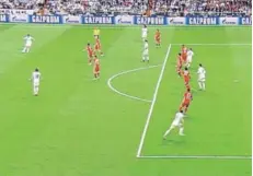  ??  ?? ►► El 2-2: Ramos lanza y Cristiano en evidente off side.