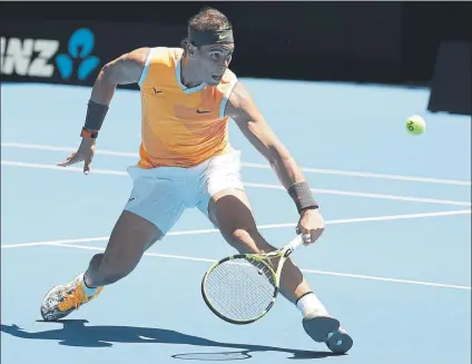  ?? FOTO: AP ?? Rafa Nadal voleando contra James Duckworth en primera ronda. Hoy vuelve a la central y contra un rival australian­o, Matthew Ebden