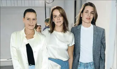  ?? PIERRE SUU / GETTY ?? Pauline Ducruet entre la seva mare, Estefania de Mònaco i la seva cosina, Carlota Casiraghi