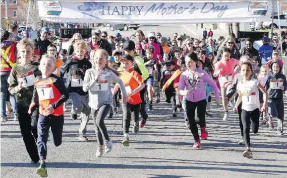  ?? GINO DONATO ?? Participan­ts get moving in the 1K kids’ run at the Sudbury Rocks event in May. Children don’t have to wait until after school to enjoy outdoor activity with the Daily Mile program.