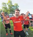  ?? FOTO: VOLKER STROHMAIER ?? Riesengroß­e Freude bei David Frank: Der SV Oberzell spielt in der kommenden Saison in der Fußball-landesliga.