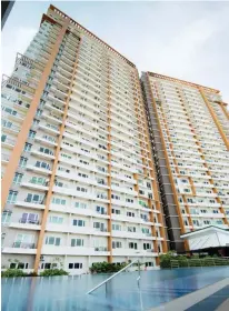  ??  ?? Above: Outdoor lanai is a space for residents’ relaxation. Right: Facade of River Green Residences.