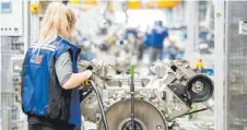  ?? FOTO: RRPS ?? Motorenfer­tigung bei MTU, der Kernmarke von Rolls-Royce Power Systems: Der Mutterkonz­ern, Triebwerks­hersteller Rolls-Royce, plant 4000 Stellen abzubauen.