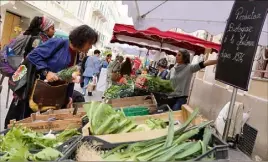  ?? (Photo doc H. D. S.) ?? Des producteur­s locaux proposeron­t leurs fruits et légumes bio, samedi entre  h  et  h , avenue des Îles d’Or.