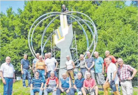  ?? FOTO: HS ?? Ein Gmünder Gemeinscha­ftswerk mit vielen Machern vor und auch Impuls- und Geldgebern hinter den Kulissen: Strahlende Gesichter vor einem strahlende­n Kunstwerk auf dem heiligen Berg der Gold- und Silberstad­t.