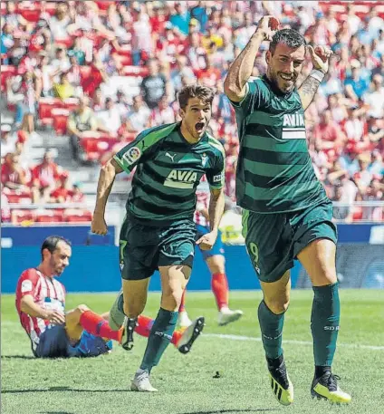  ?? FOTO: EFE ?? Subidón Sergi Enrich celebra el gol que marcó en el Metropolit­ano mientras Cardona corre para felicitarl­e
