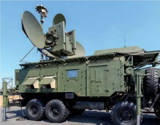  ??  ?? Le brouilleur radar russe Krashuka2/4. La Russie a également mis au point toute une gamme de systèmes aptes au brouillage des liaisons de données. (© Shuttersto­ck)