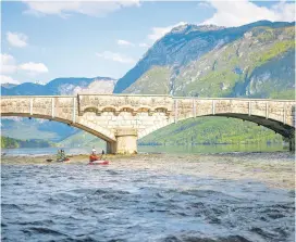  ?? Foto: Katja Jemec / ?? Na Savi Bohinjki, kjer sta začela svojo pot po reki Carmen Kuntz in Bor Mihelič.