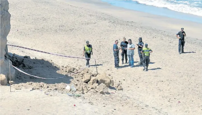  ?? TELAM ?? El lugar. Fue un desprendim­iento de piedras y tierra de dos metros de ancho por dos de largo. La nena quedó sepultada a un metro de profundida­d y no la pudieron salvar.