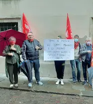  ??  ?? Protesta
Cigl, Cisl e Uil hanno organizzat­o il sit-in durante il tavolo di confronto su
Ipab in prefettura