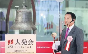 ?? POOL VIA REUTERS ?? Japan’s Deputy Prime Minister and Finance Minister Taro Aso prepares to strike the trading bell during a ceremony marking the first trading day of the year at the Tokyo Stock Exchange yesterday.