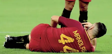  ??  ?? A terra Kostas Manolas, 26 anni, difensore della Roma e della Grecia: il suo è l’ultimo dei troppi infortuni muscolari dei gialloross­i