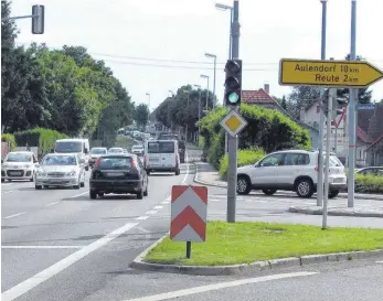  ?? ARCHIVFOTO: HEYER ?? Die Rechtsabbi­egespur von der Landstraße auf die B 30 soll im Herbst verlängert werden.