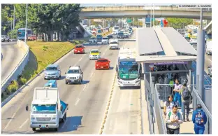  ?? EL INFORMADOR • A. NAVARRO ?? MEJORAS. Además de aumentar los viajes de los habitantes de la Zona Metropolit­ana de Guadalajar­a, el Peribús ha ayudado a reducir los accidentes en el Periférico de la ciudad, una de las vías más peligrosas.